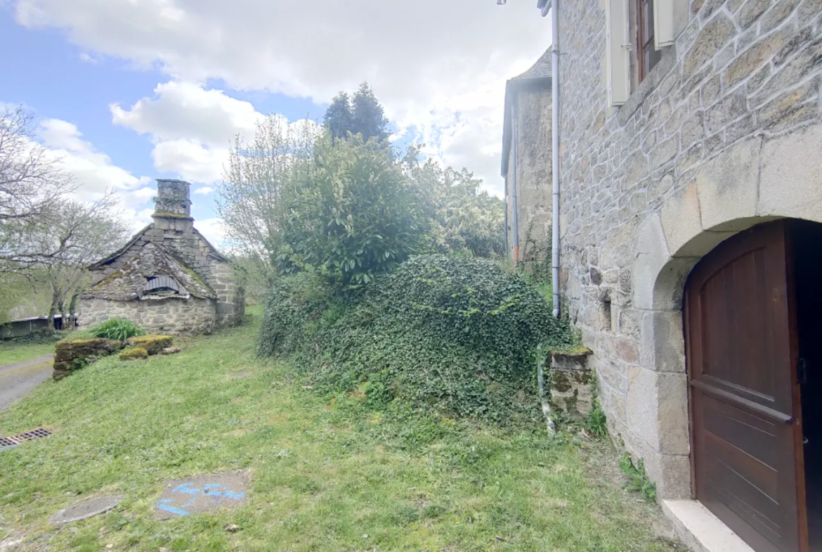 Maison de charme en pierre rénovée avec puit et four à pain à Marcillac la Croisille 