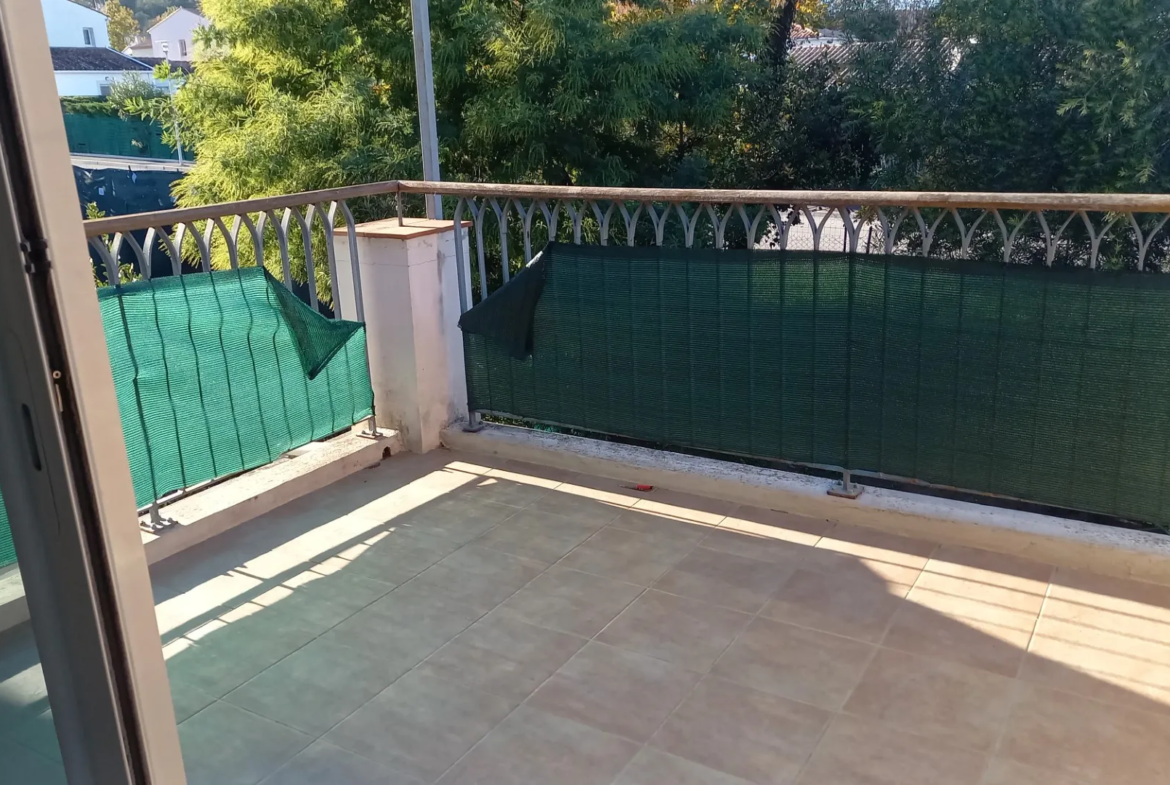 Appartement spacieux avec terrasse ensoleillée à Roquebrune-Sur-Argens 