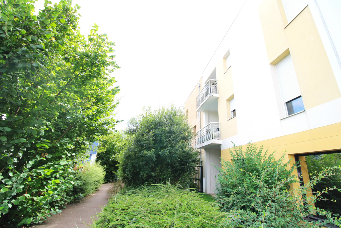 Bel Appartement Type 3 avec Terrasse et Garage Fermé à AVRILLE 