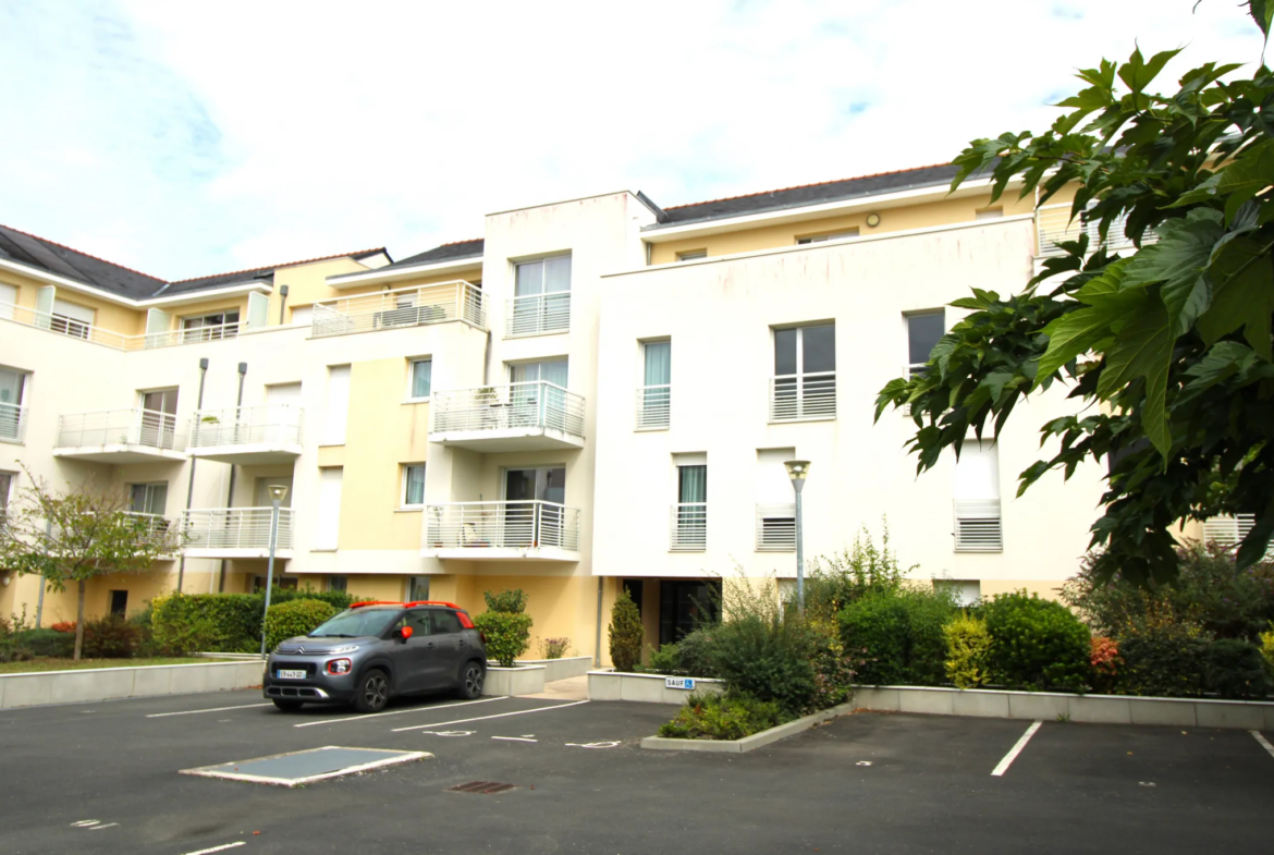 Bel Appartement Type 3 avec Terrasse et Garage Fermé à AVRILLE 