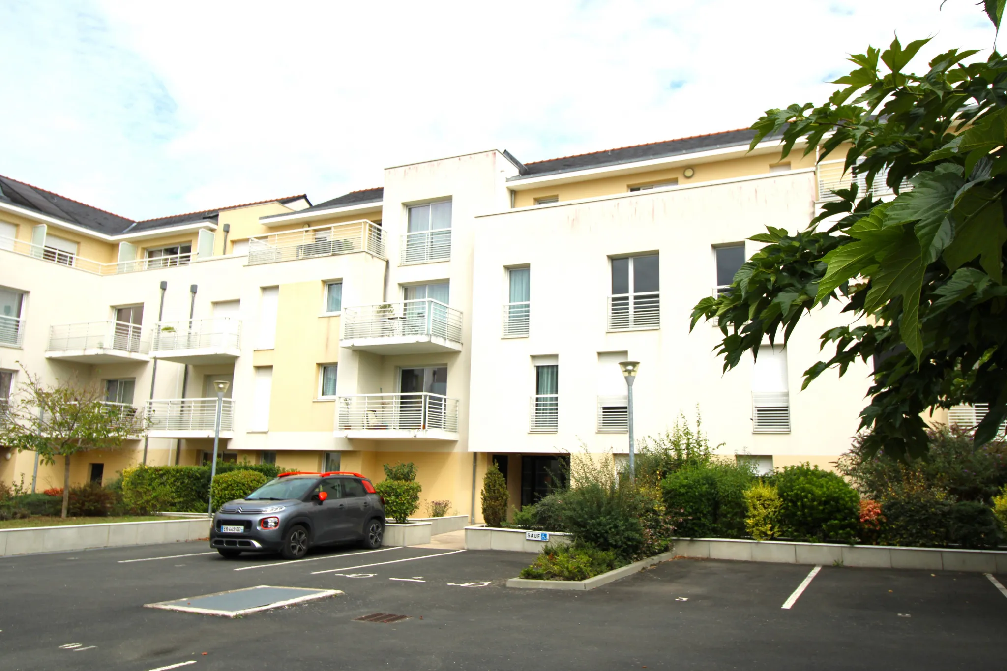 Bel Appartement Type 3 avec Terrasse et Garage Fermé à AVRILLE 