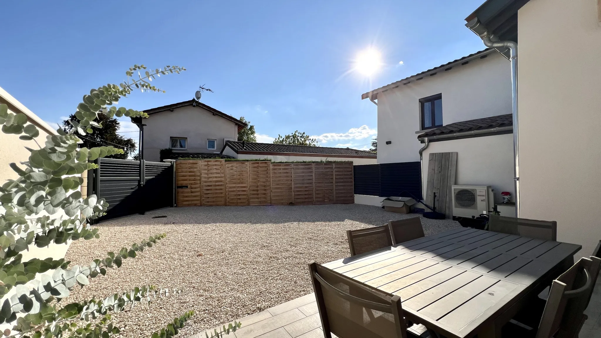 Maison Mitoyenne Rénovée à Messimy-sur-Saône - 87m2 