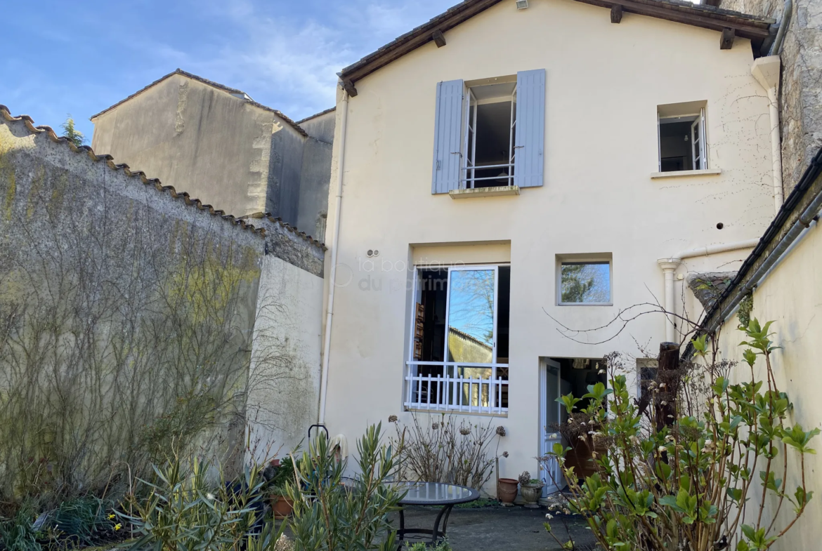 Maison de ville à Bazas avec 3 chambres et cour extérieure 