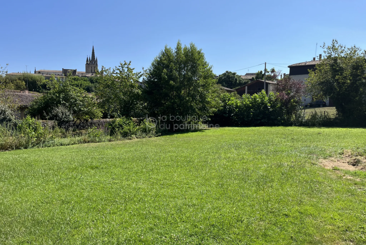 Terrain constructible de 2 635 m2 à Bazas 