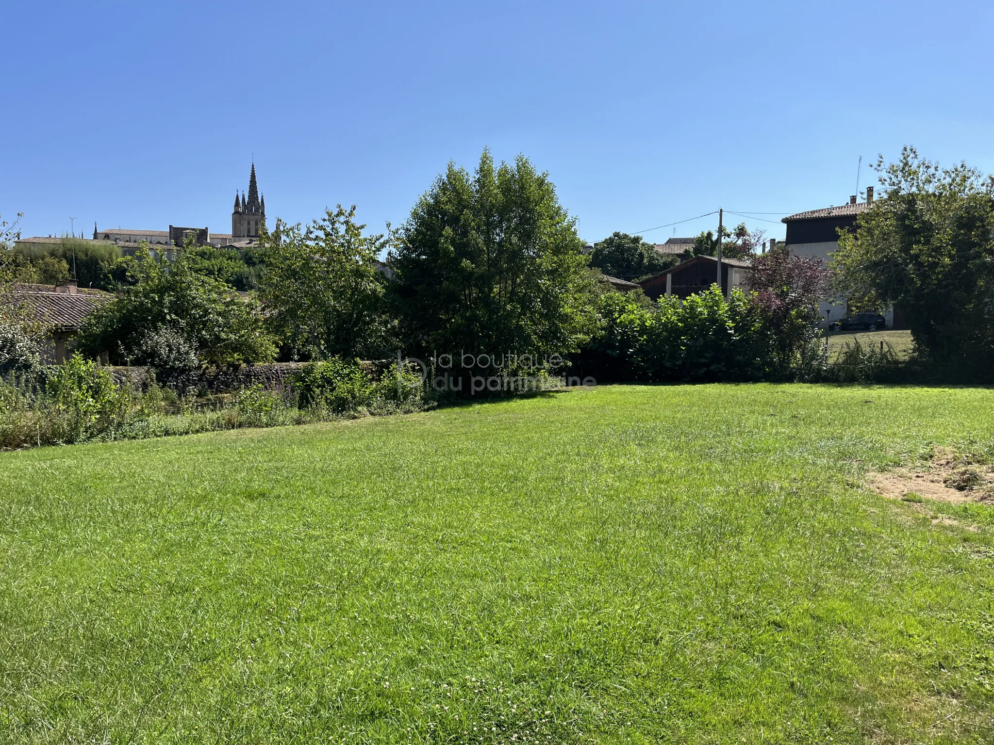 Terrain constructible de 2 635 m2 à Bazas 