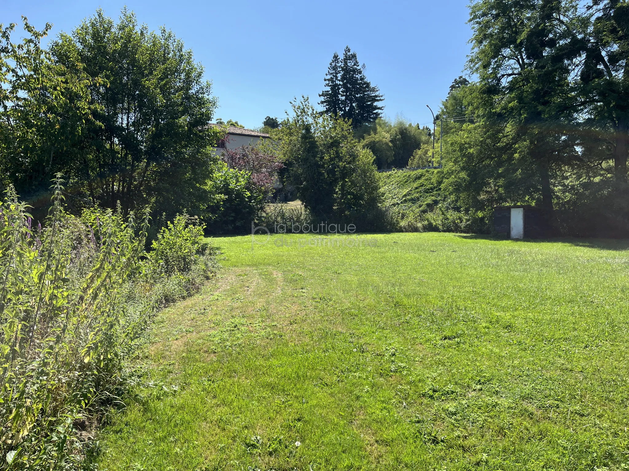 Terrain constructible de 2 635 m2 à Bazas 