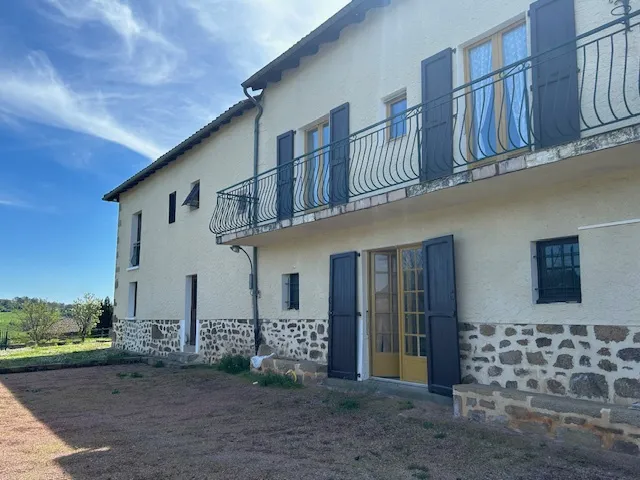 Maison en pierre à Cros-de Montvert avec vue sur la vallée 