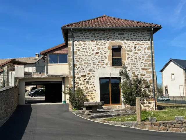 Maison en pierre à Cros-de Montvert avec vue sur la vallée 