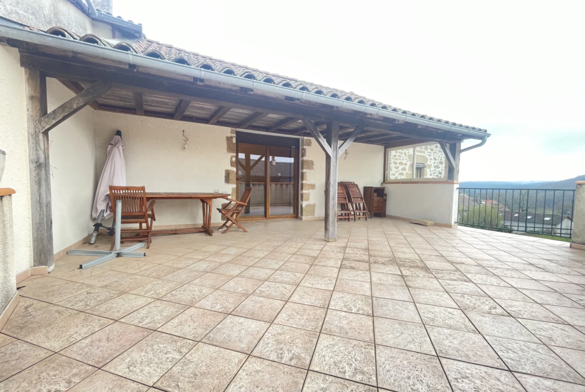 Maison en pierre à Cros-de Montvert avec vue sur la vallée 