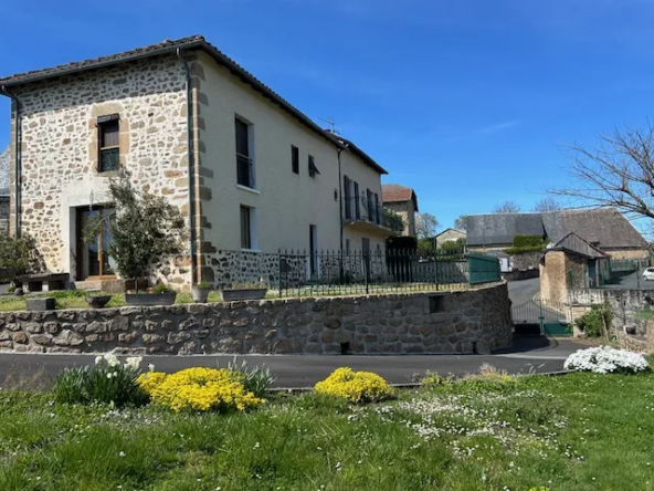 Maison en pierre à Cros-de Montvert avec vue sur la vallée