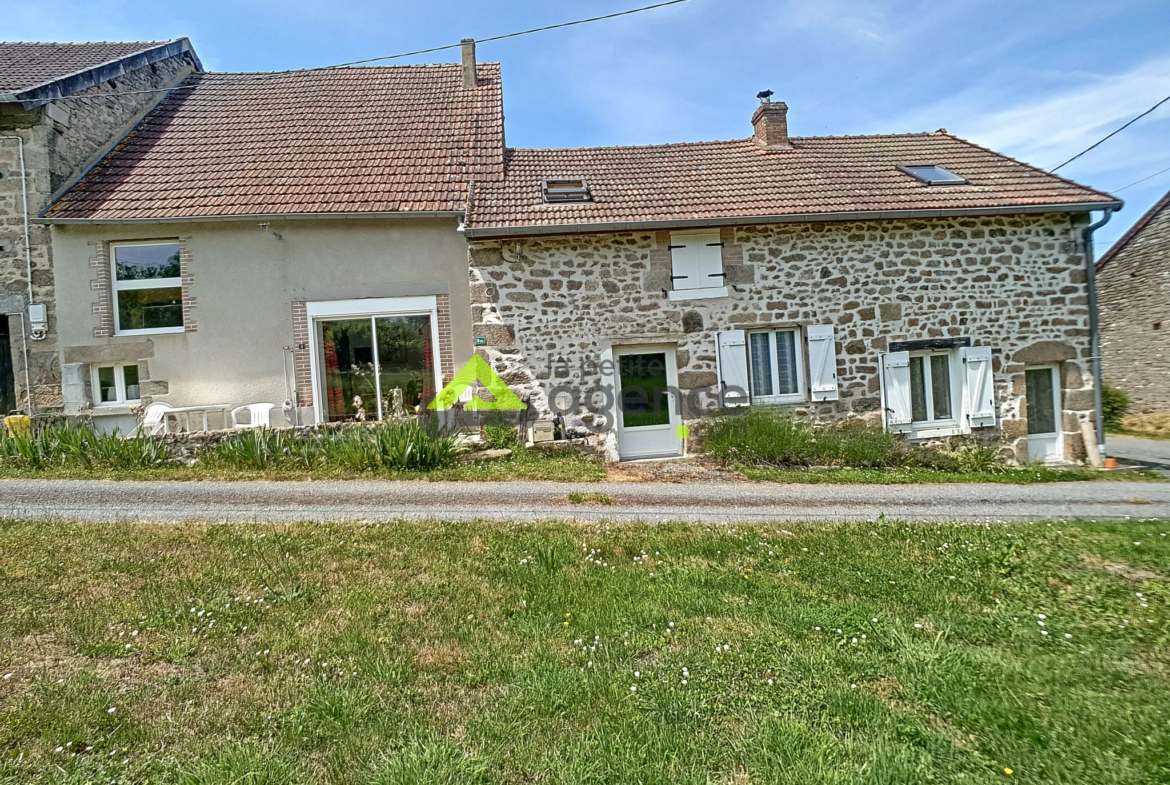 Belle Maison en Pierres avec Jardin à Roches 