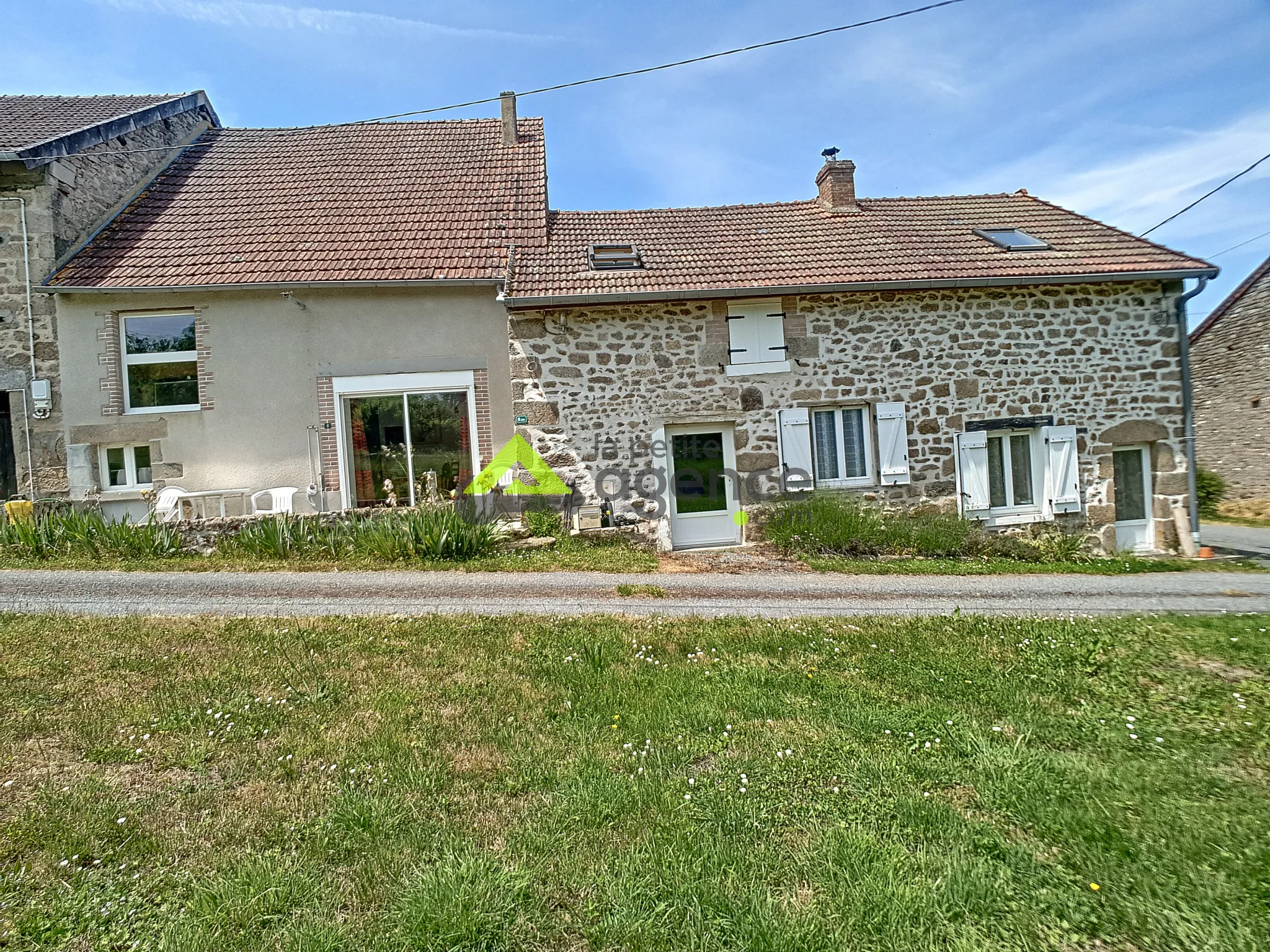 Belle Maison en Pierres avec Jardin à Roches 