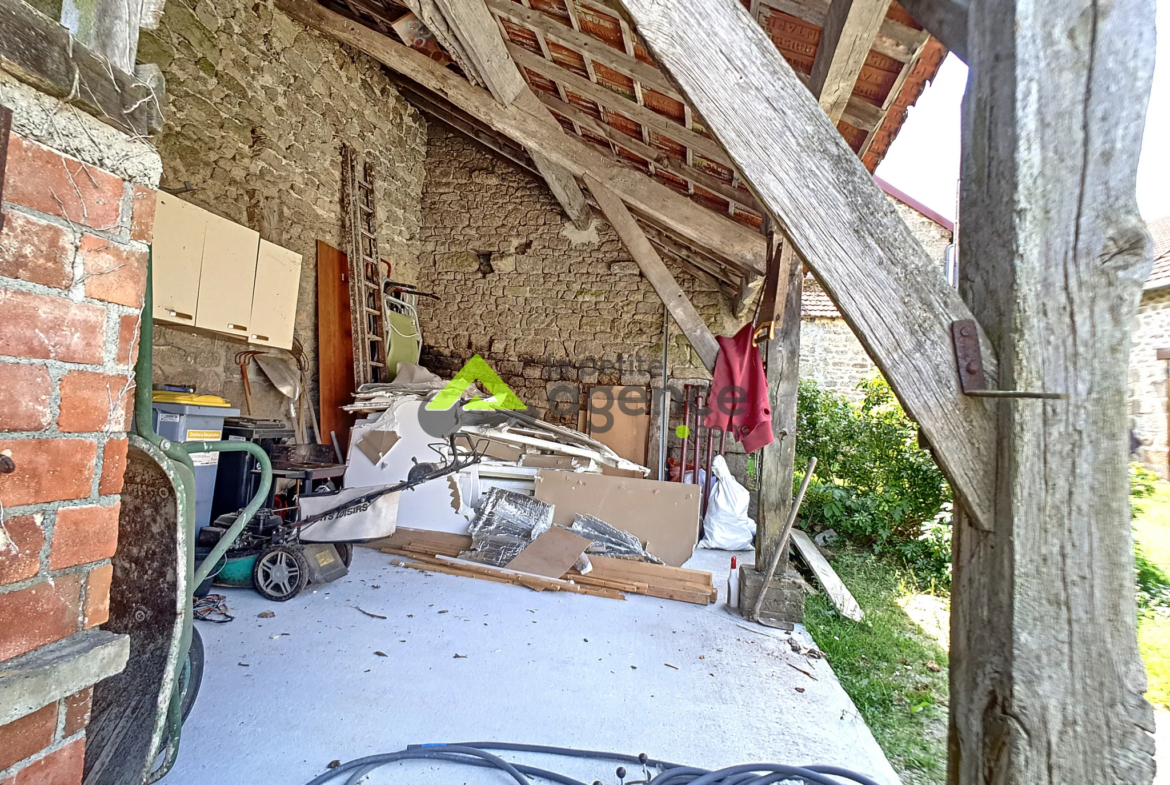 Belle Maison en Pierres avec Jardin à Roches 