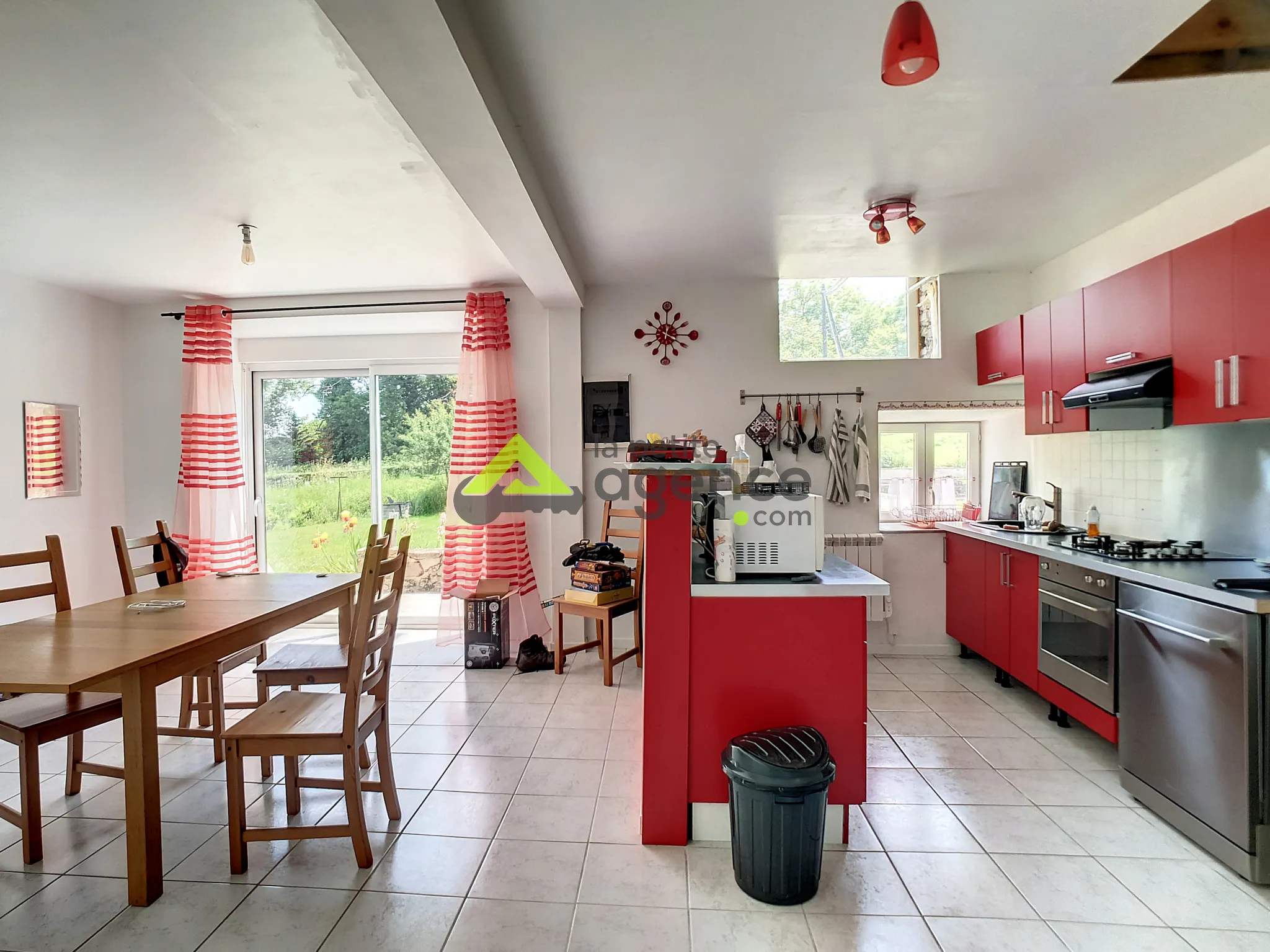 Belle Maison en Pierres avec Jardin à Roches 