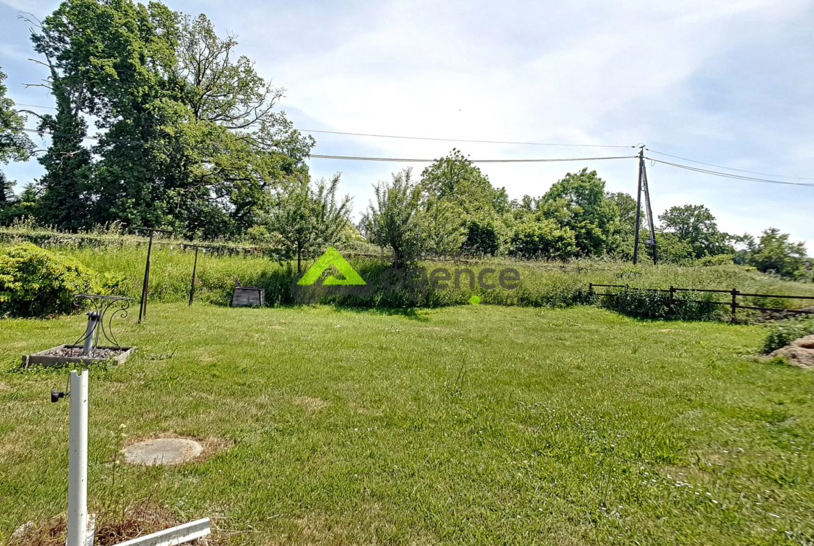 Belle Maison en Pierres avec Jardin à Roches 