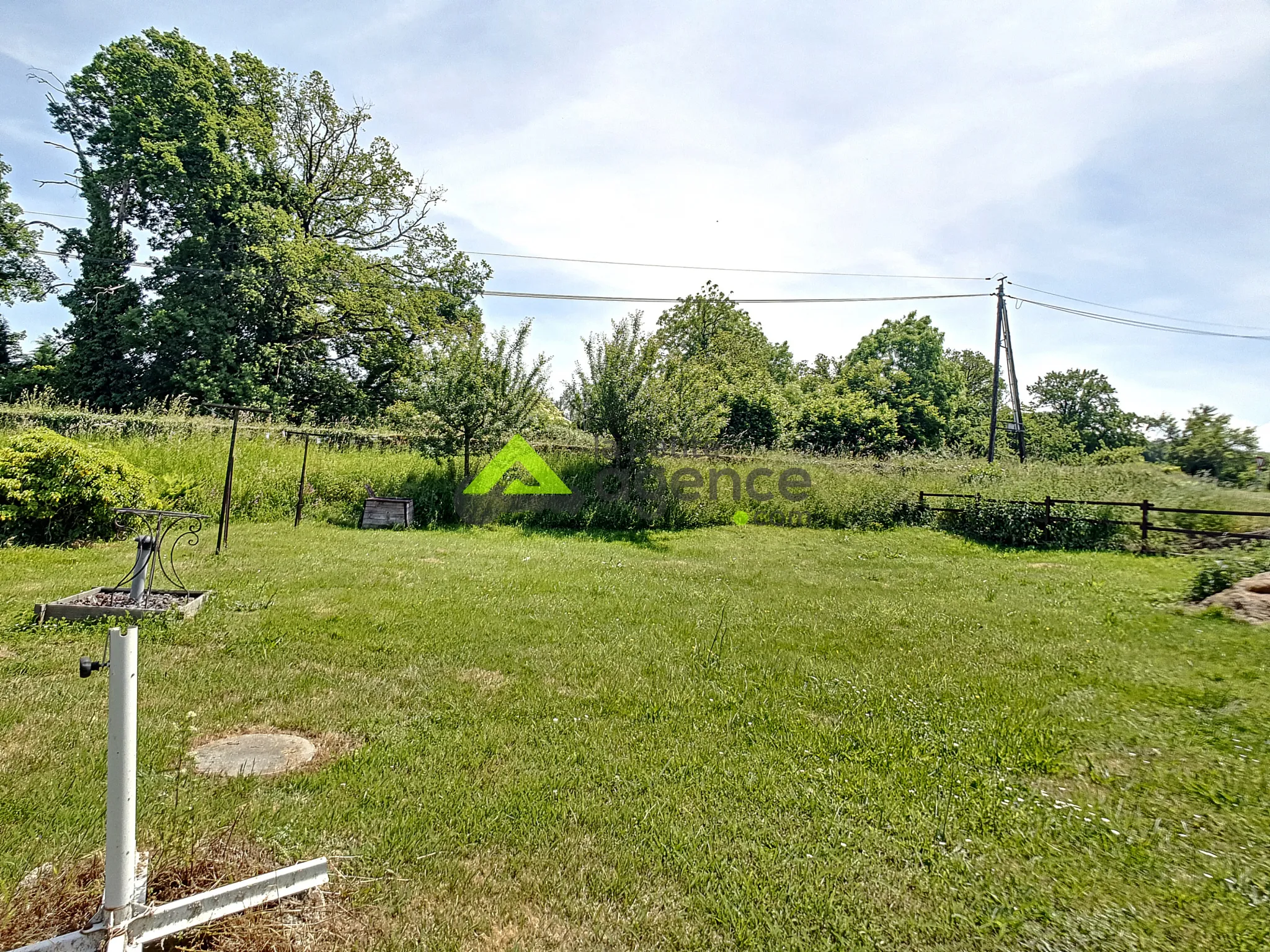 Belle Maison en Pierres avec Jardin à Roches 