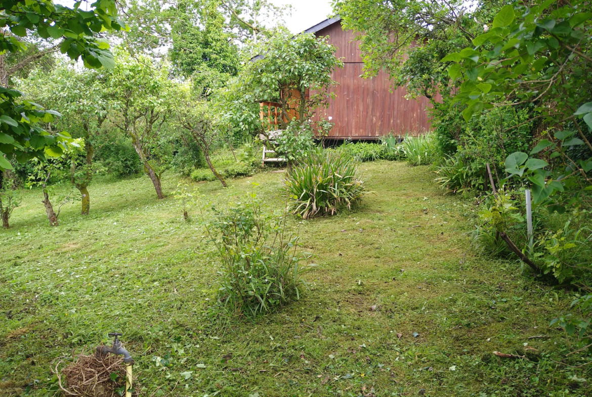 Terrain de loisir avec maisonnette à Souge le Ganelon 