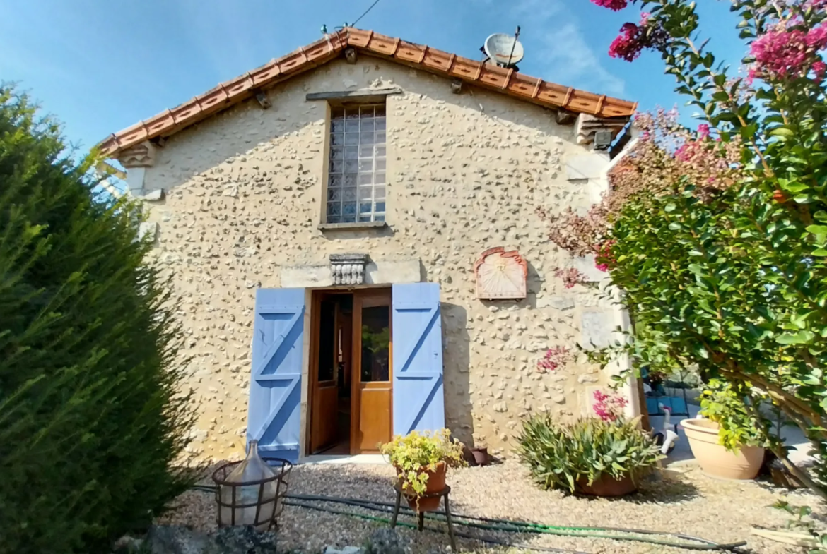 Maison en Pierre avec 5 Chambres et Piscine à Razac sur L'Isle 