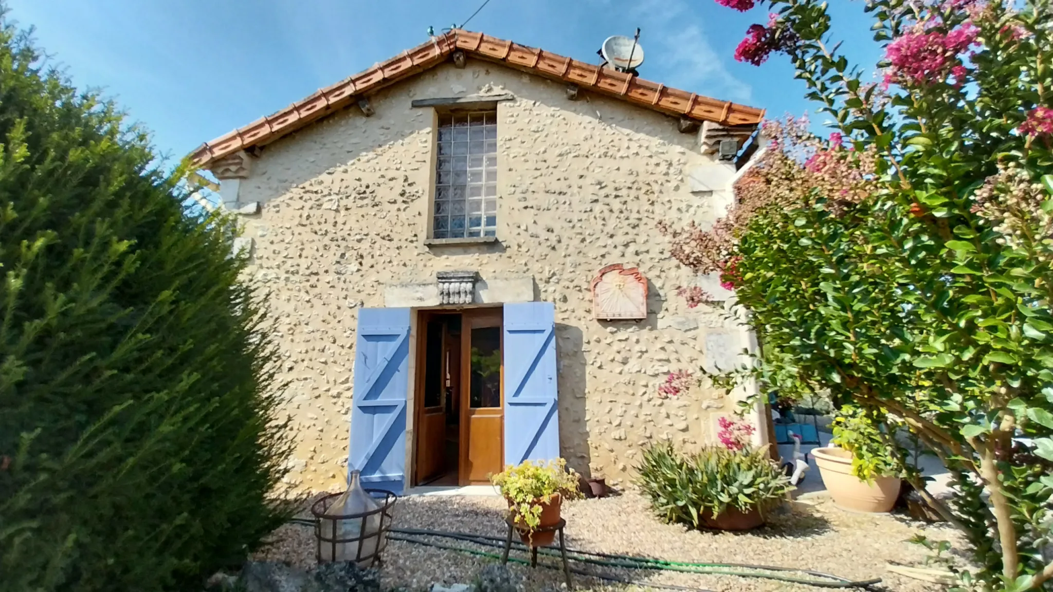 Maison en Pierre avec 5 Chambres et Piscine à Razac sur L'Isle 