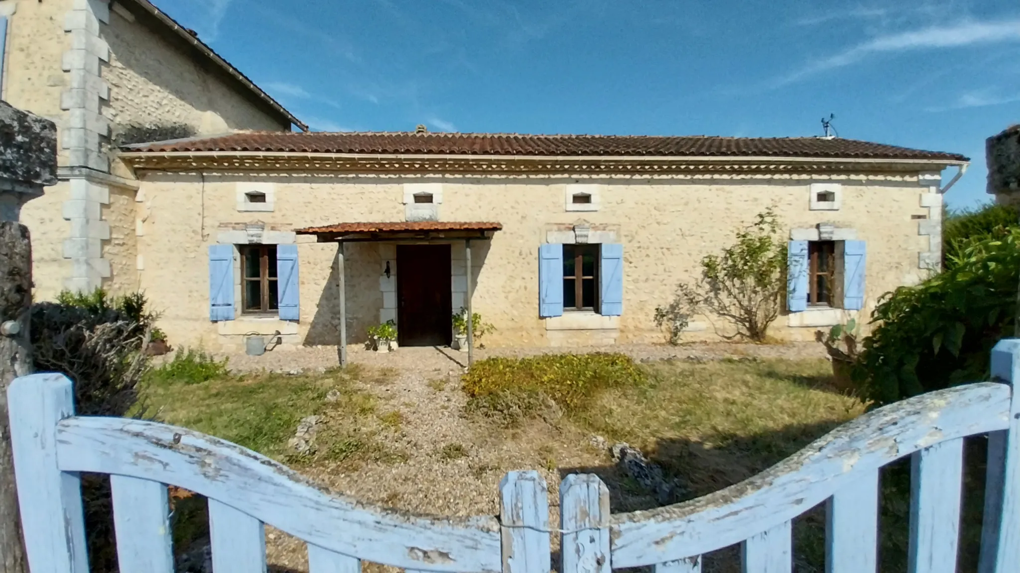 Maison en Pierre avec 5 Chambres et Piscine à Razac sur L'Isle 