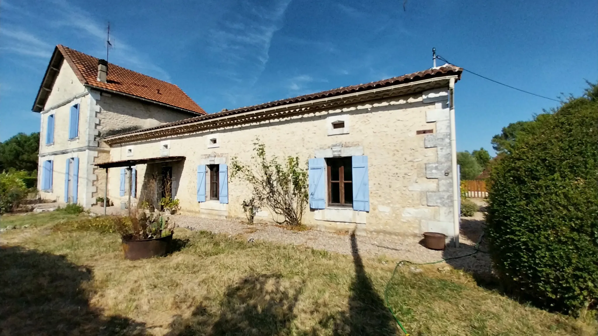 Maison en Pierre avec 5 Chambres et Piscine à Razac sur L'Isle 