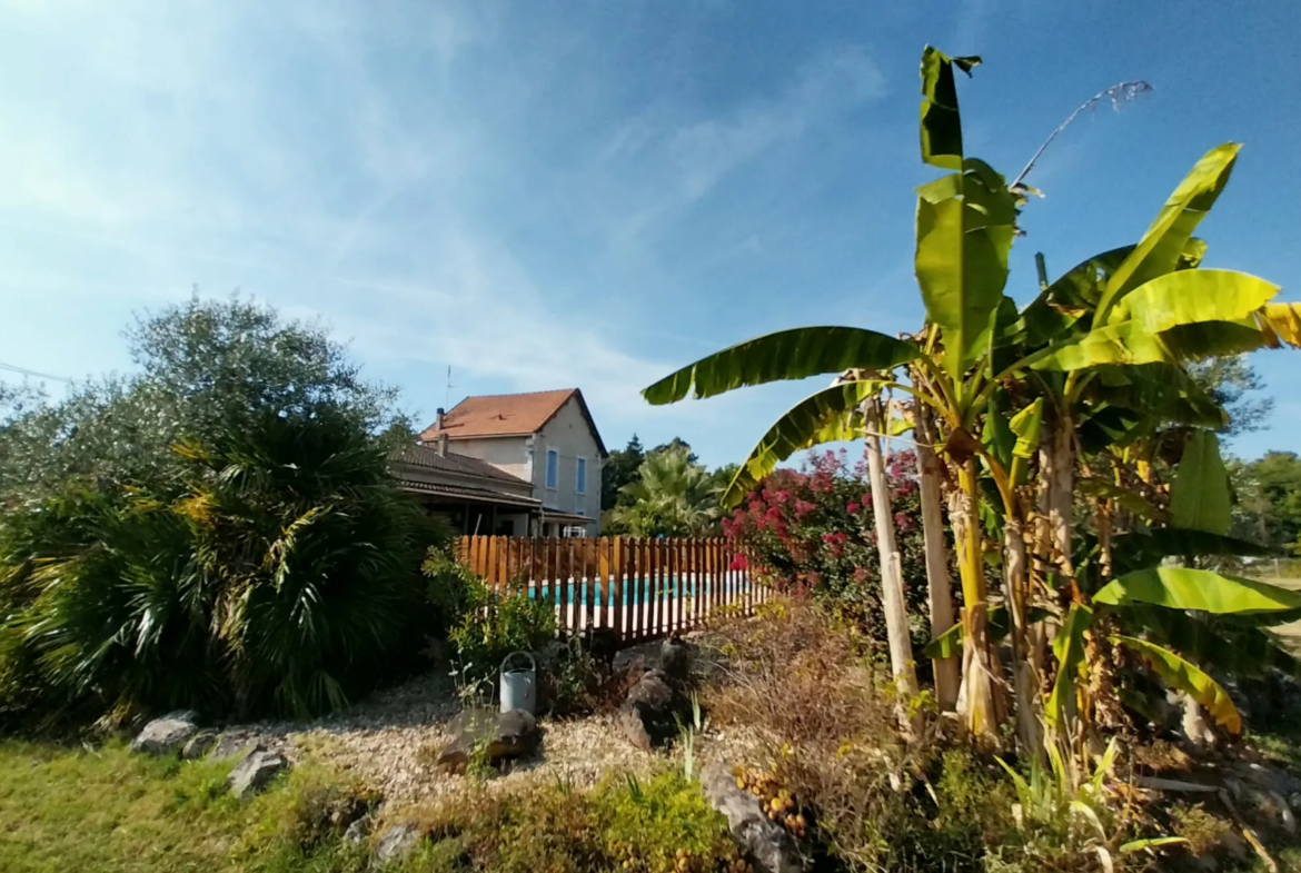 Maison en Pierre avec 5 Chambres et Piscine à Razac sur L'Isle 