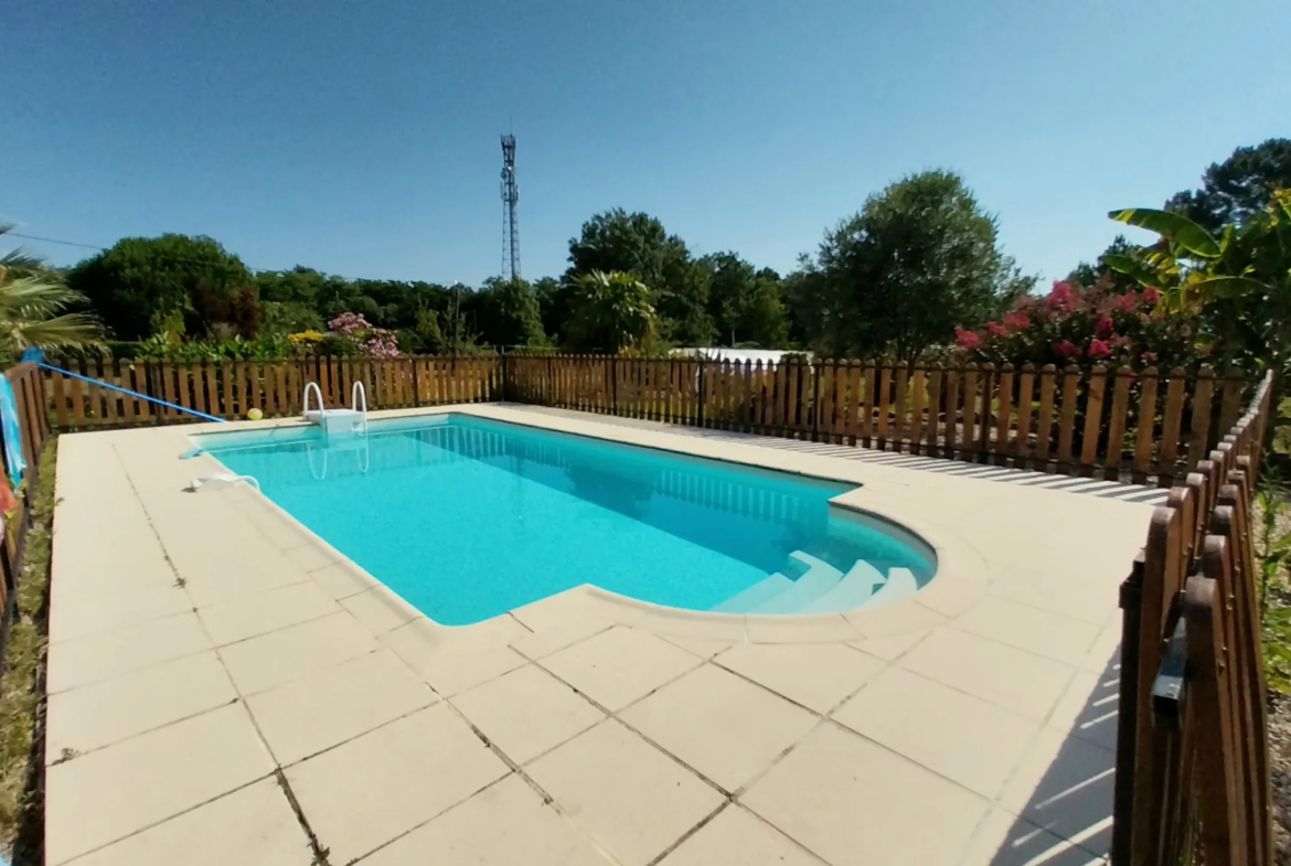 Maison en Pierre avec 5 Chambres et Piscine à Razac sur L'Isle 