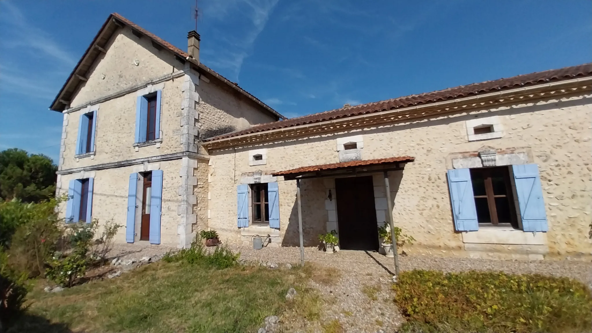 Maison en Pierre avec 5 Chambres et Piscine à Razac sur L'Isle 