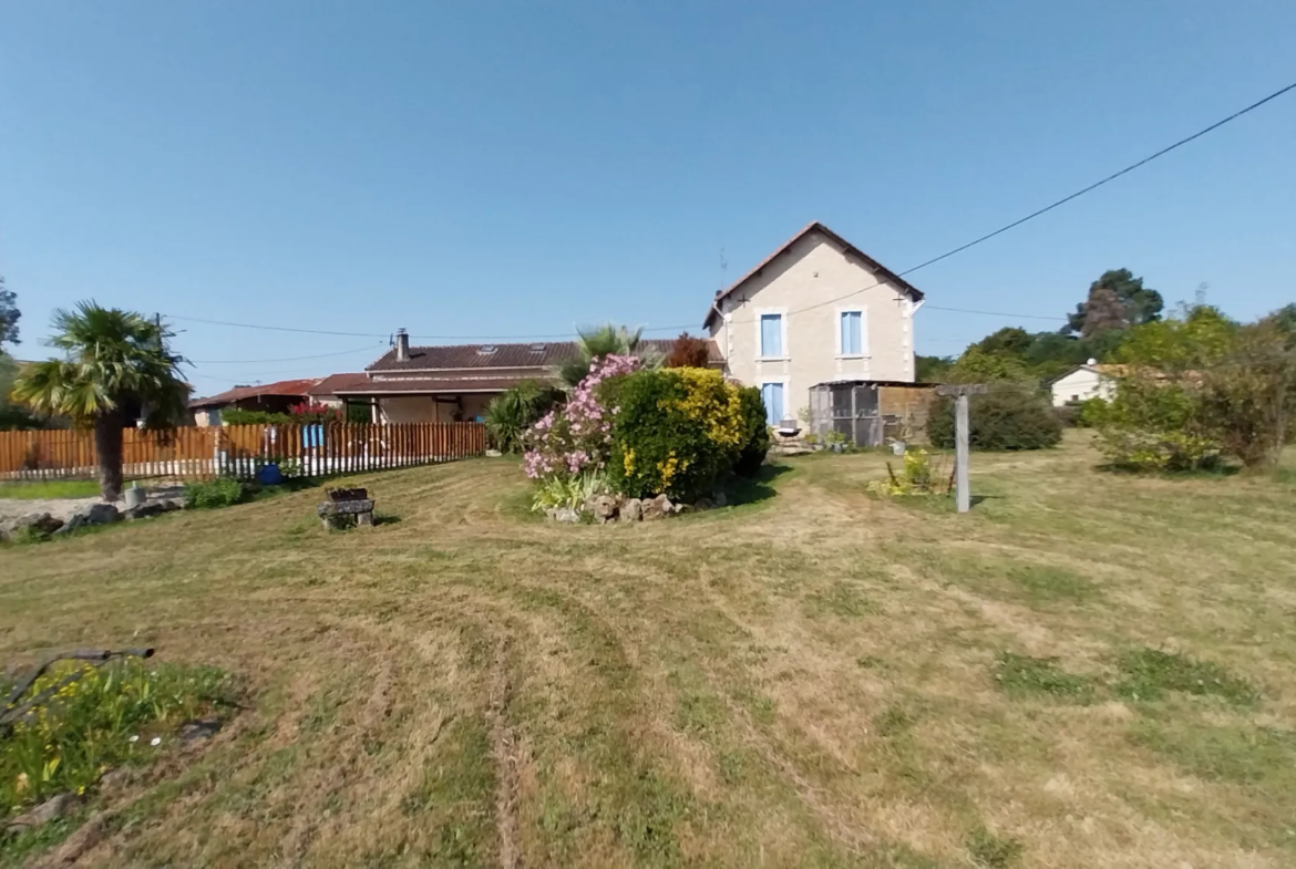 Maison en Pierre avec 5 Chambres et Piscine à Razac sur L'Isle 