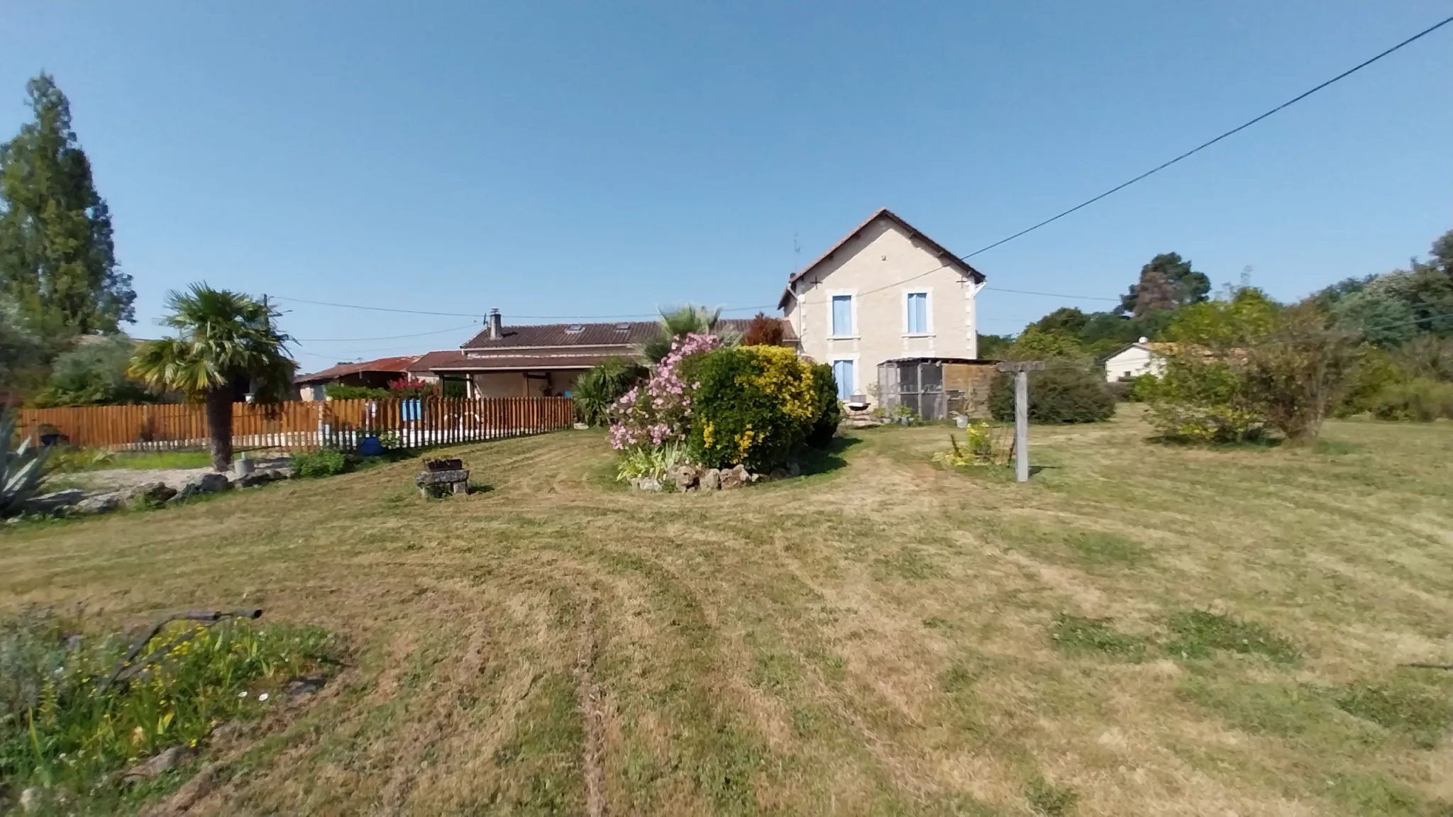 Maison en Pierre avec 5 Chambres et Piscine à Razac sur L'Isle 