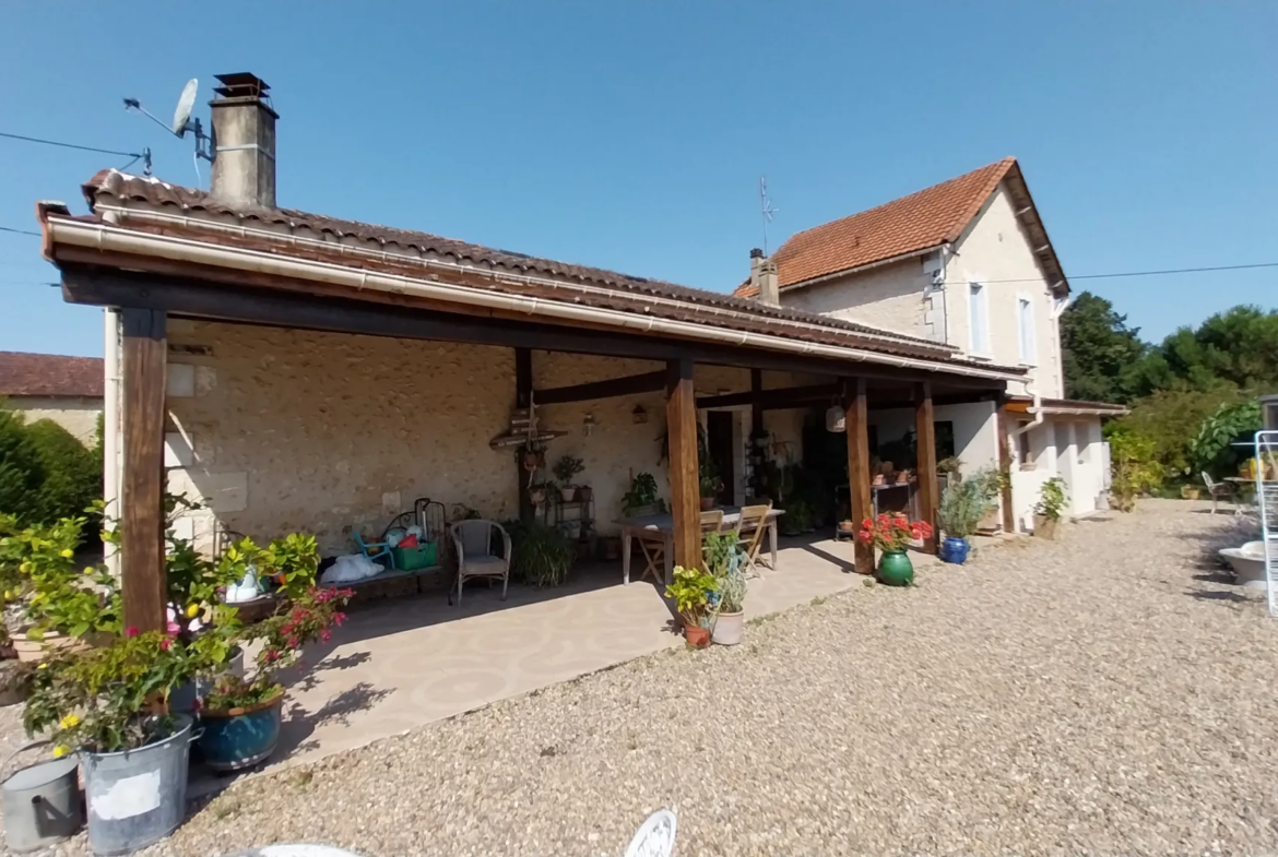 Maison en Pierre avec 5 Chambres et Piscine à Razac sur L'Isle 