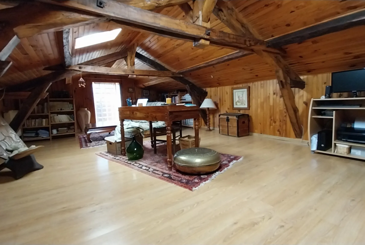 Maison en Pierre avec 5 Chambres et Piscine à Razac sur L'Isle 