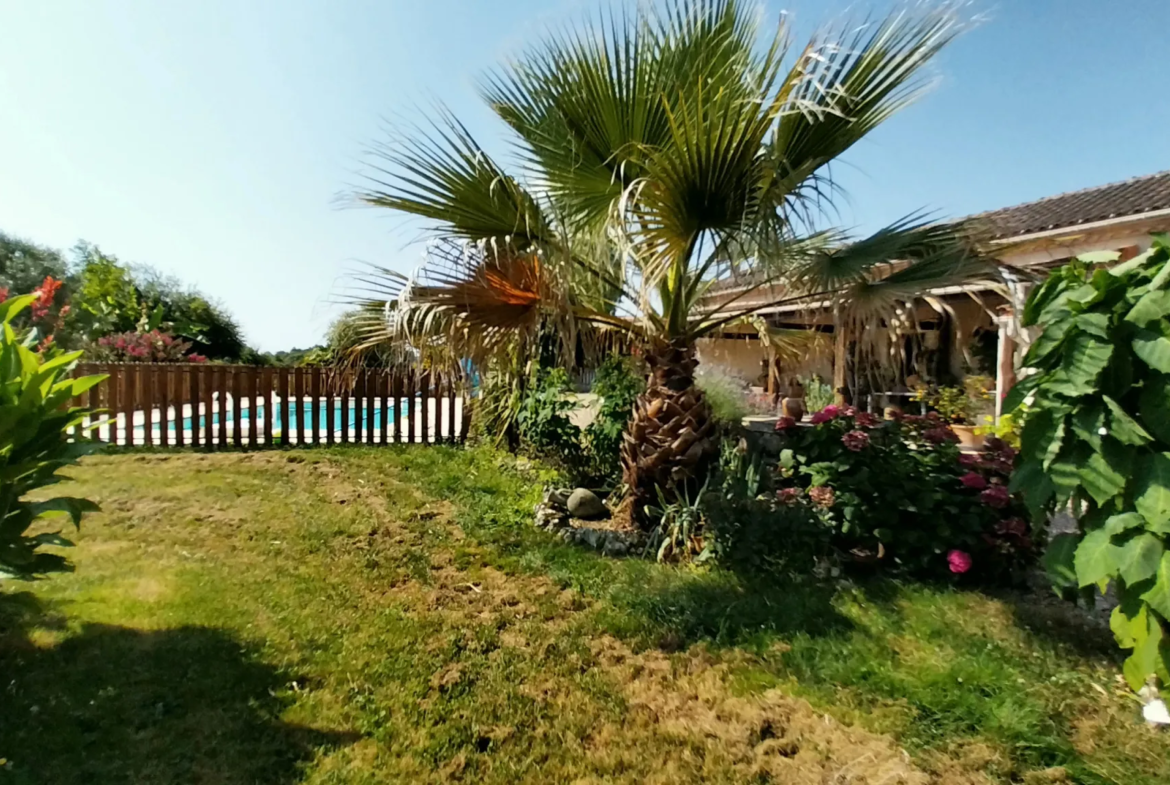 Maison en Pierre avec 5 Chambres et Piscine à Razac sur L'Isle 