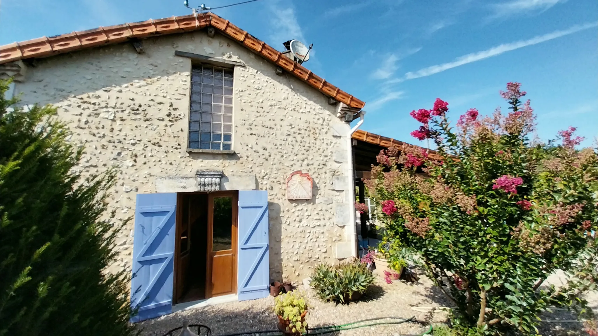 Maison en Pierre avec 5 Chambres et Piscine à Razac sur L'Isle 