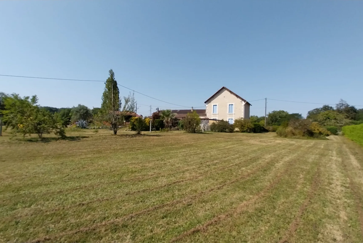 Maison en Pierre avec 5 Chambres et Piscine à Razac sur L'Isle 