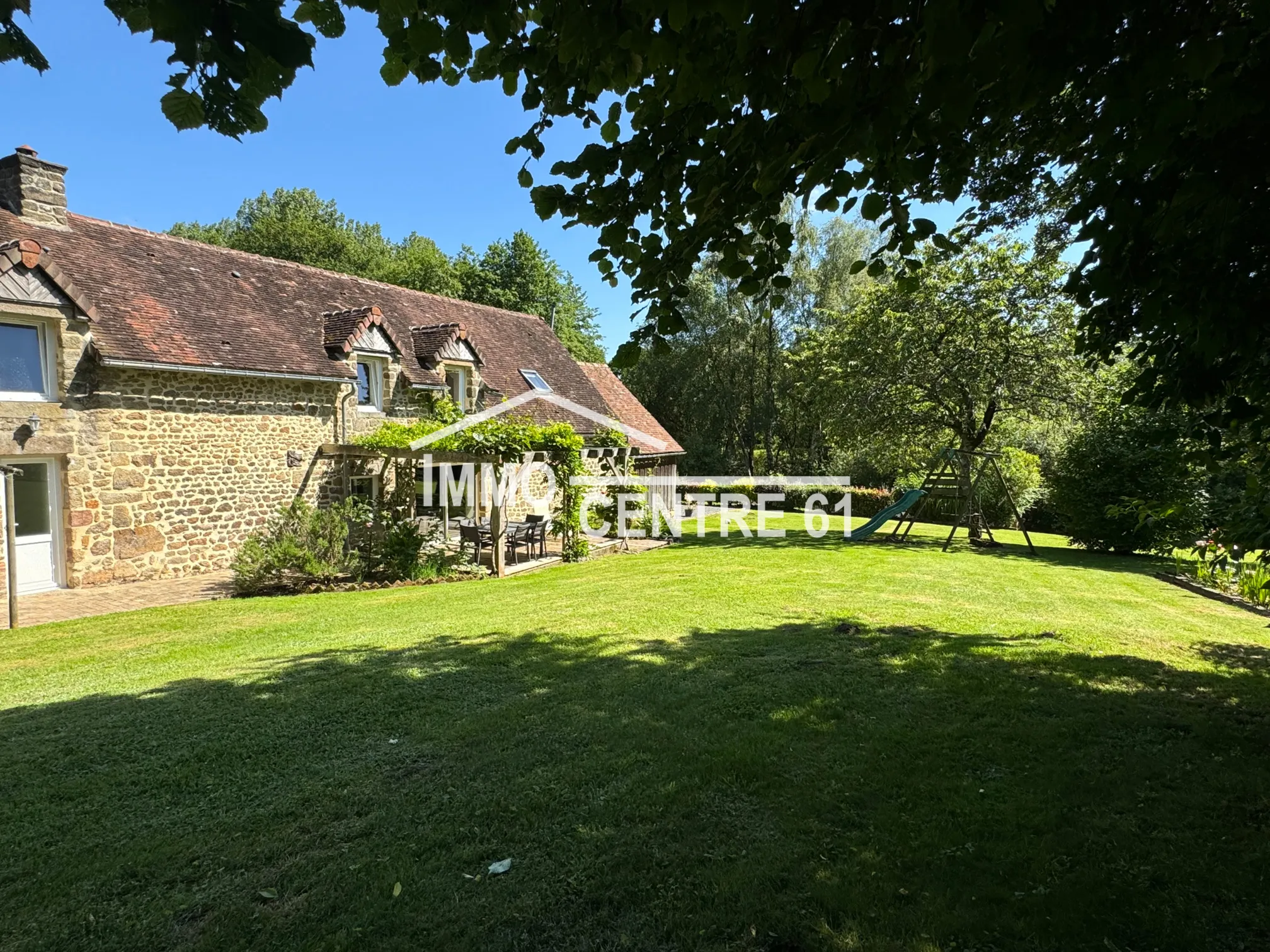 Maison de campagne de 200m2 sur 2900m2 de terrain à La Ferté Macé 