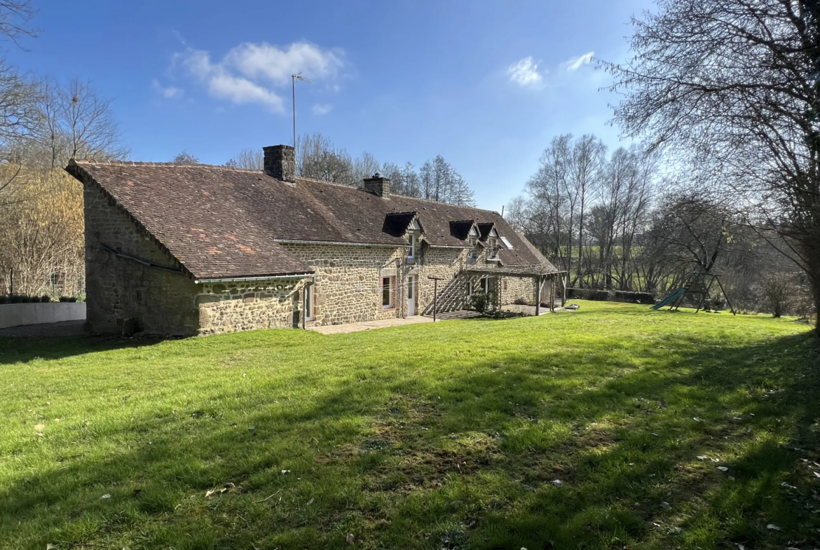 Maison de campagne de 200m2 sur 2900m2 de terrain à La Ferté Macé 