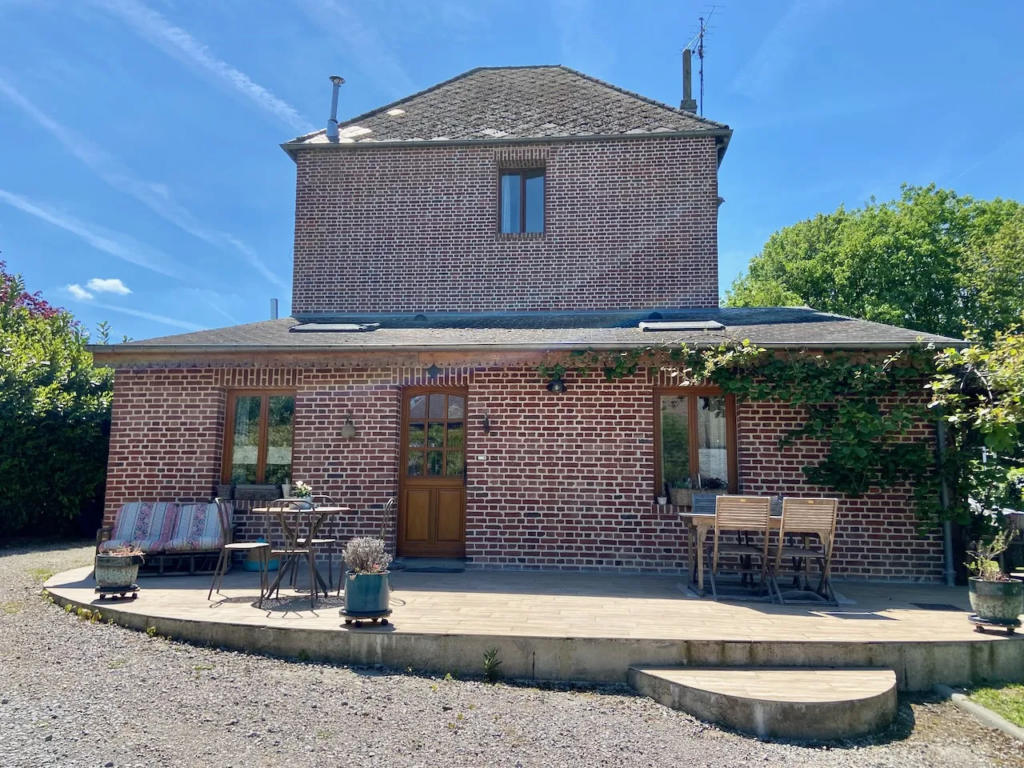 Maison en briques avec jardin verdoyant - Cartignies