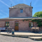 Maison en briques avec jardin verdoyant - Cartignies