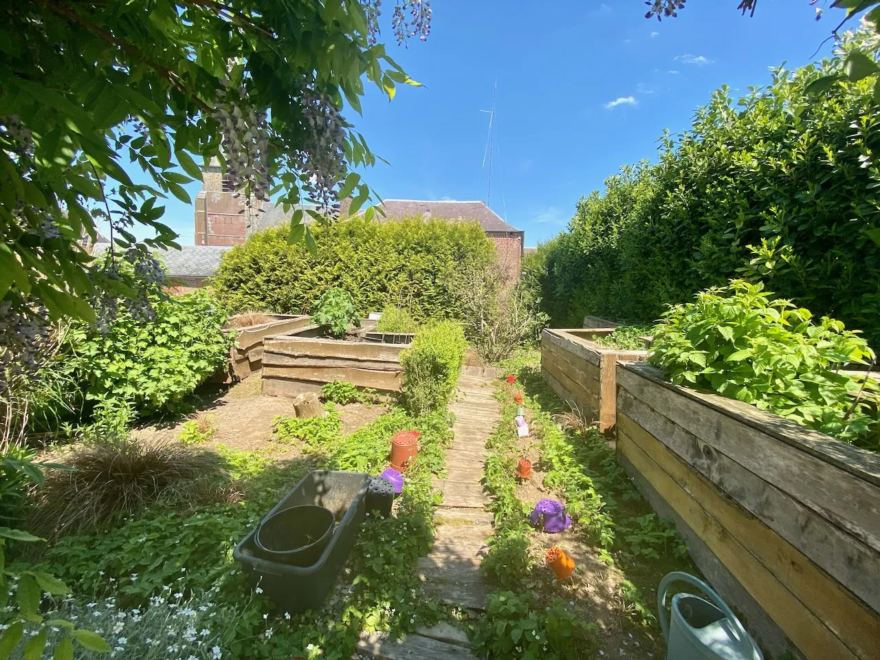 Maison en briques avec jardin verdoyant - Cartignies 