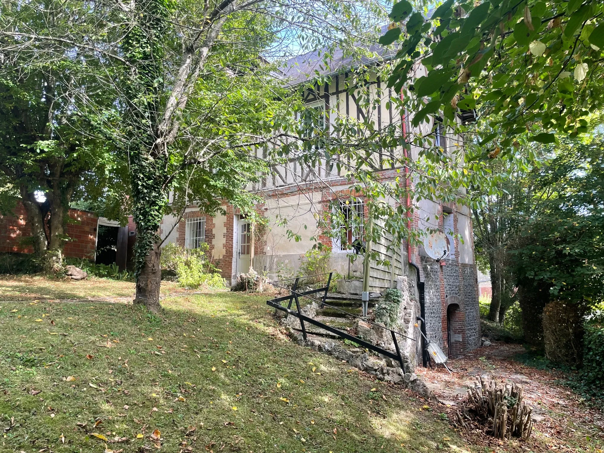 Maison Colorée à Rosay sur Lieure avec 3 Chambres 