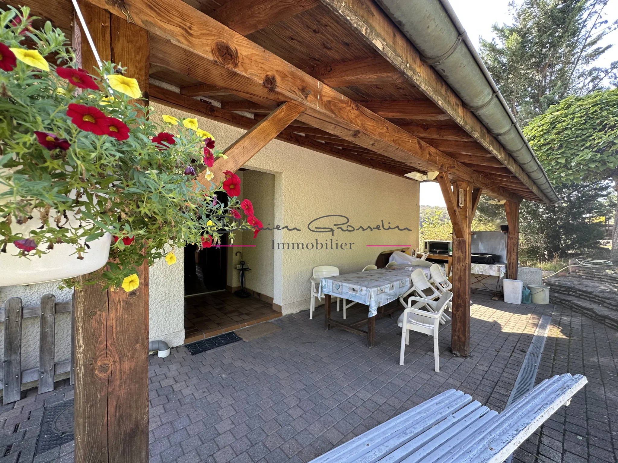 Maison individuelle avec vue sur la campagne à St Symphorien de Lay 