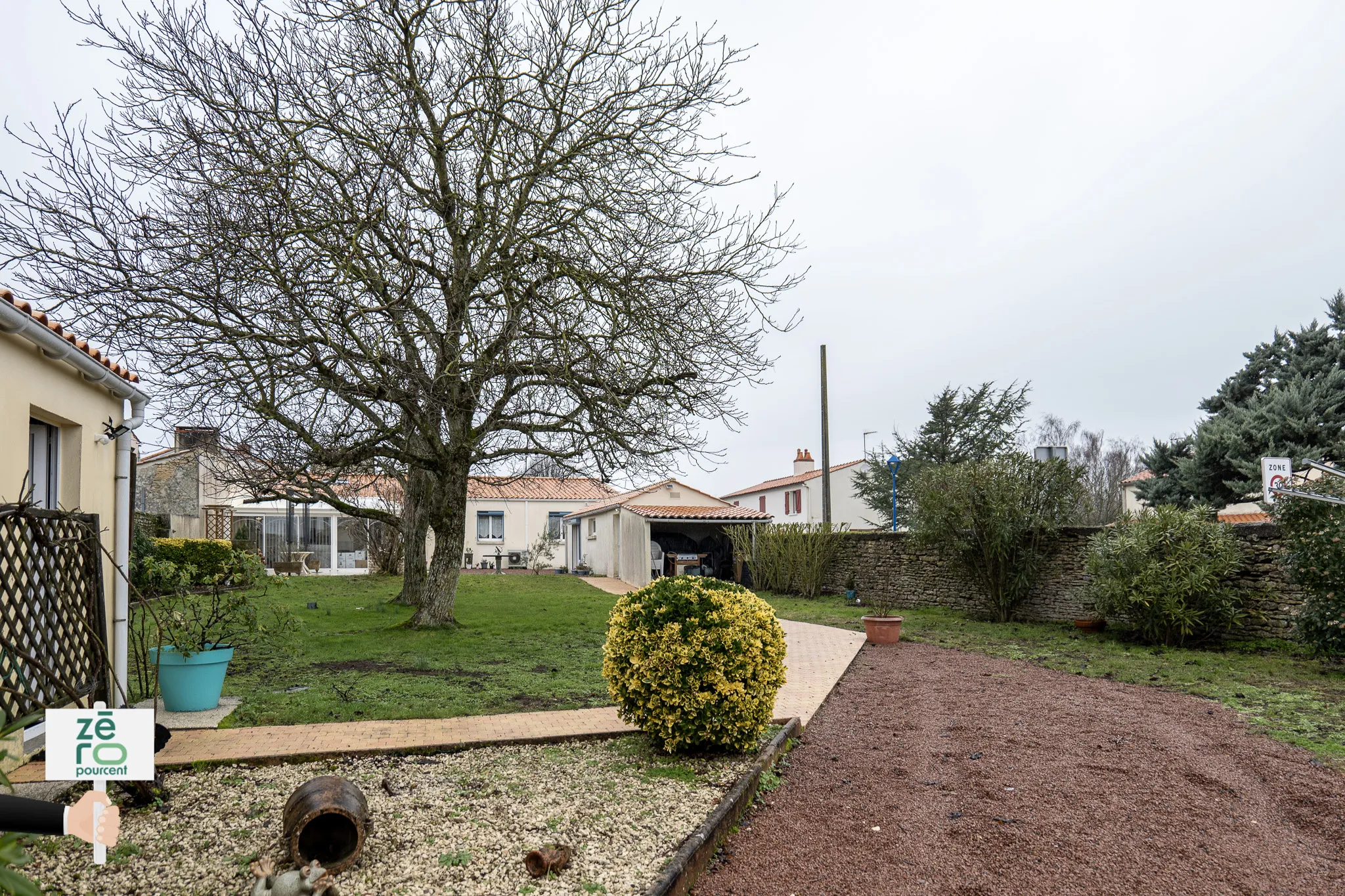 Maison à Sainte-Radégonde-des-Noyers avec Charme et Confort 