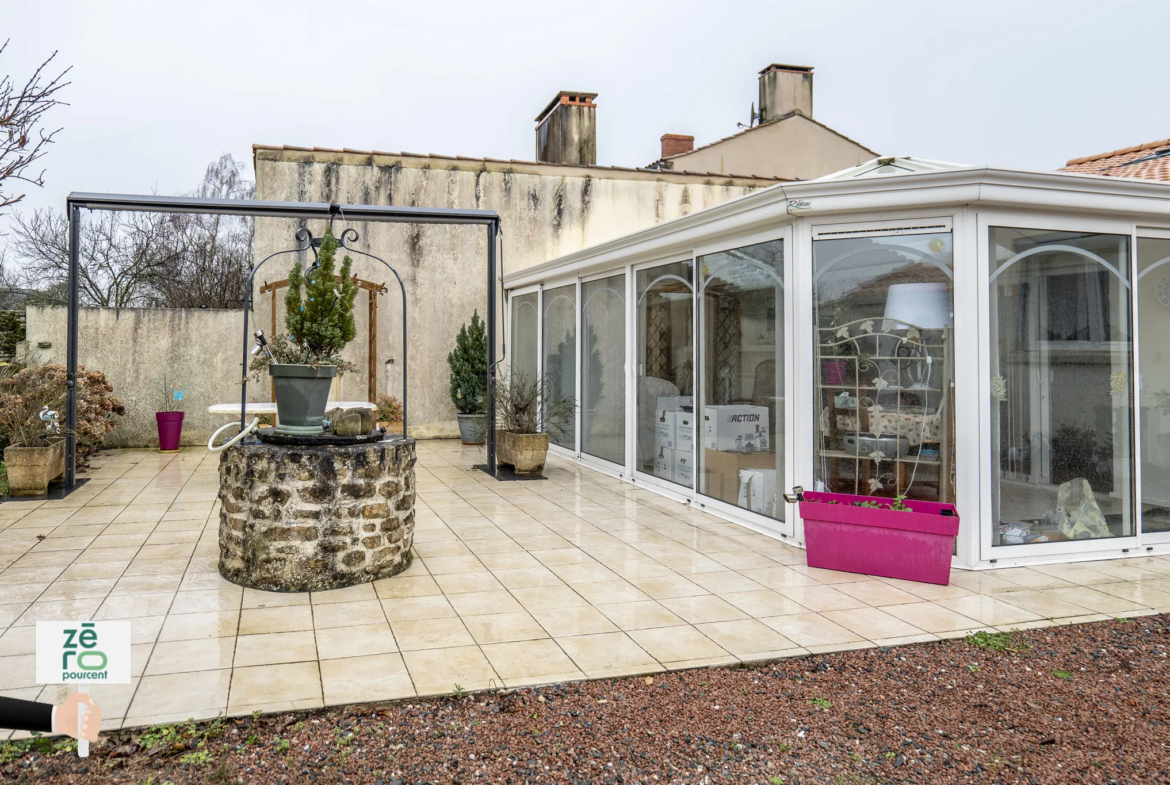 Maison à Sainte-Radégonde-des-Noyers avec Charme et Confort 