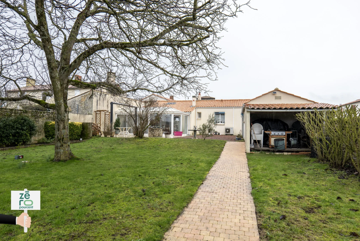 Maison à Sainte-Radégonde-des-Noyers avec Charme et Confort 