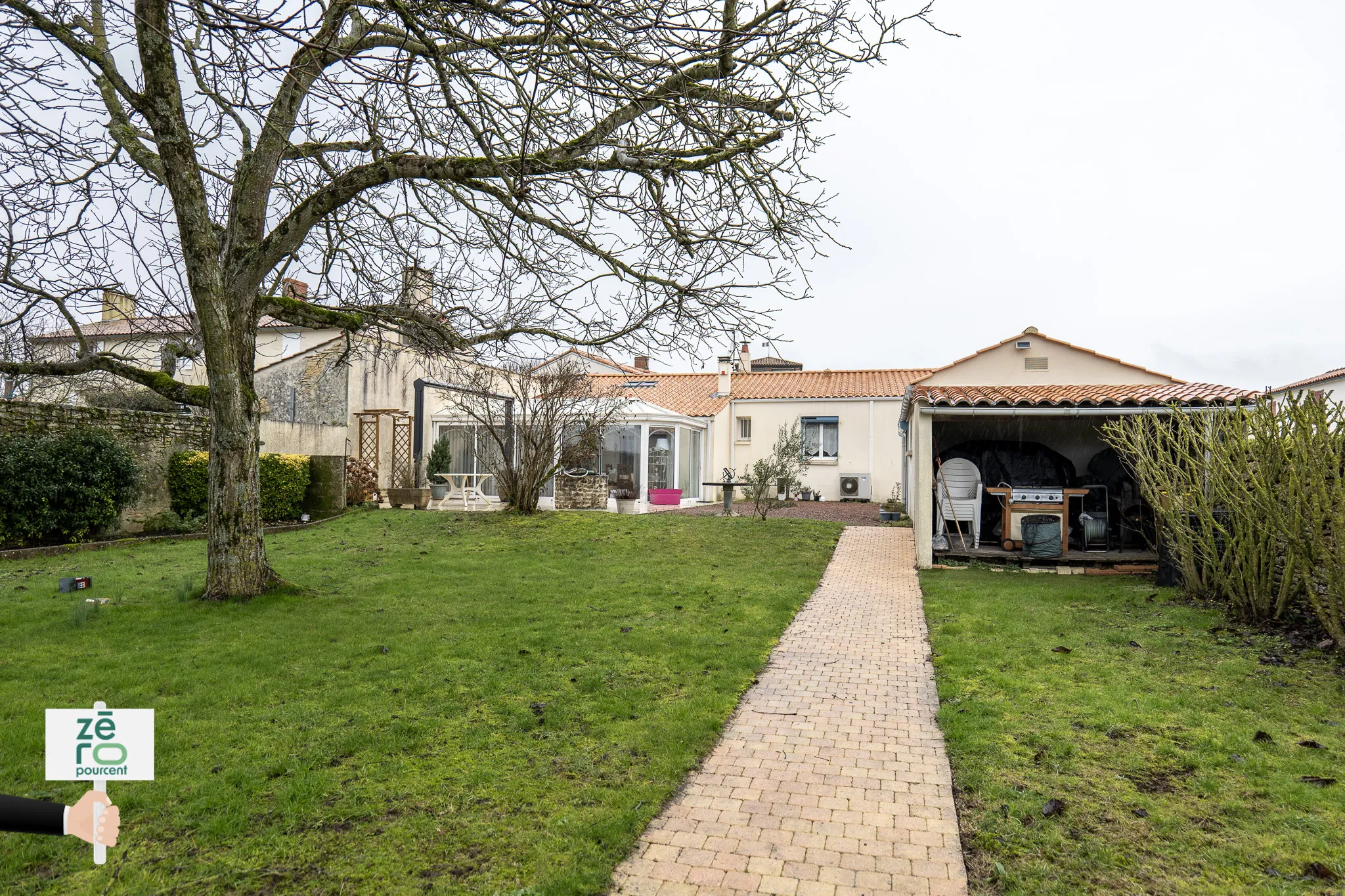 Maison à Sainte-Radégonde-des-Noyers avec Charme et Confort 