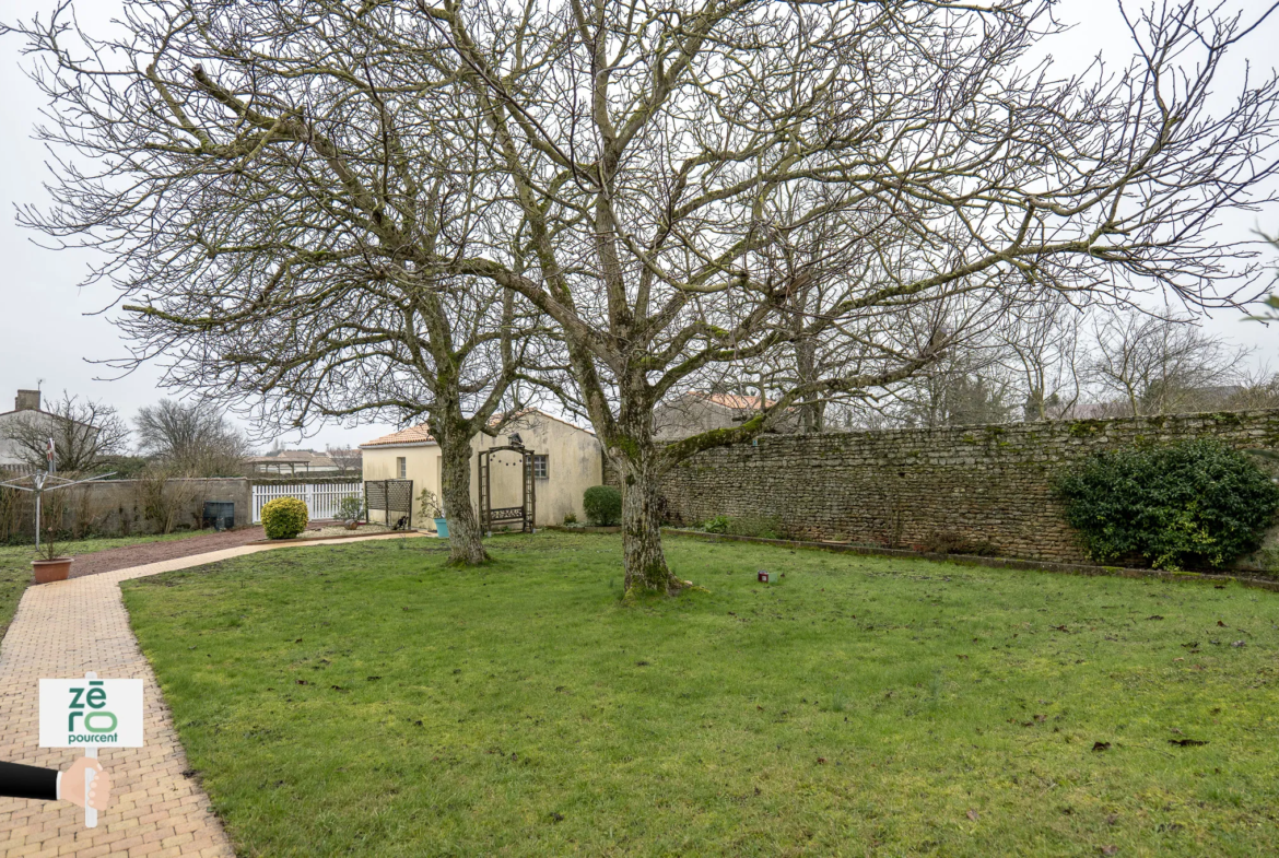 Maison à Sainte-Radégonde-des-Noyers avec Charme et Confort 