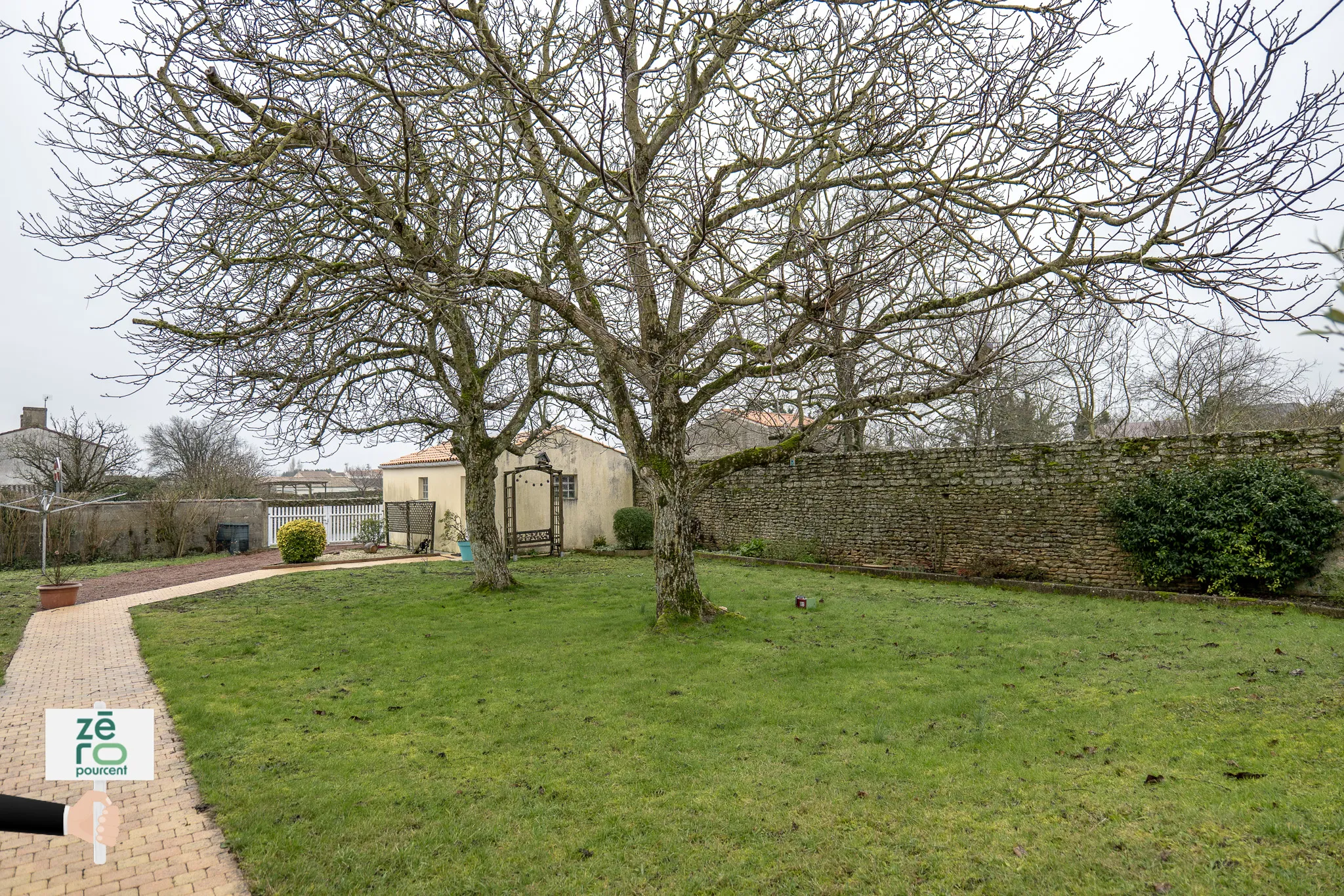 Maison à Sainte-Radégonde-des-Noyers avec Charme et Confort 