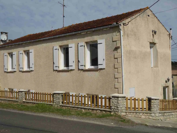 Maison Lumineuse avec Garage et Chai en Pierre