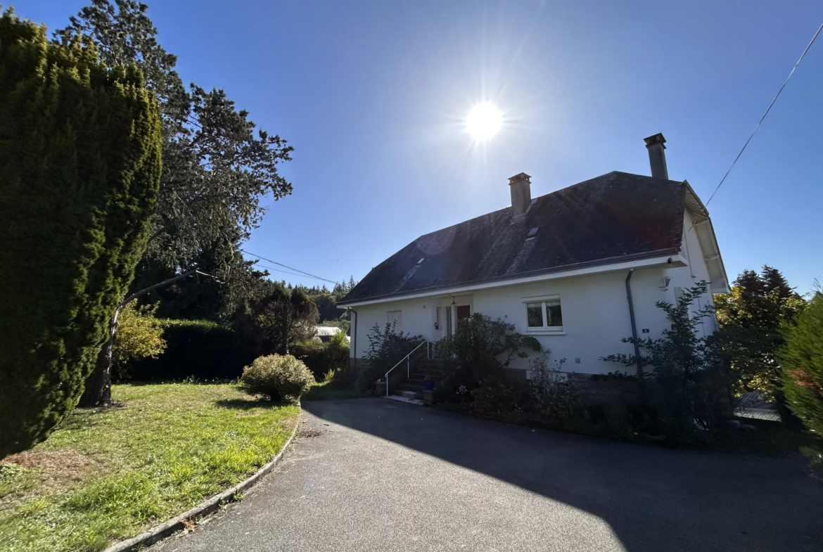 Belle maison à Corrèze sur trois niveaux avec garage et atelier 